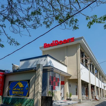Hotel Reddoorz Near Padang Golf Adisucipto Potrojayan Exteriér fotografie