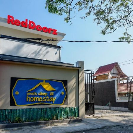 Hotel Reddoorz Near Padang Golf Adisucipto Potrojayan Exteriér fotografie