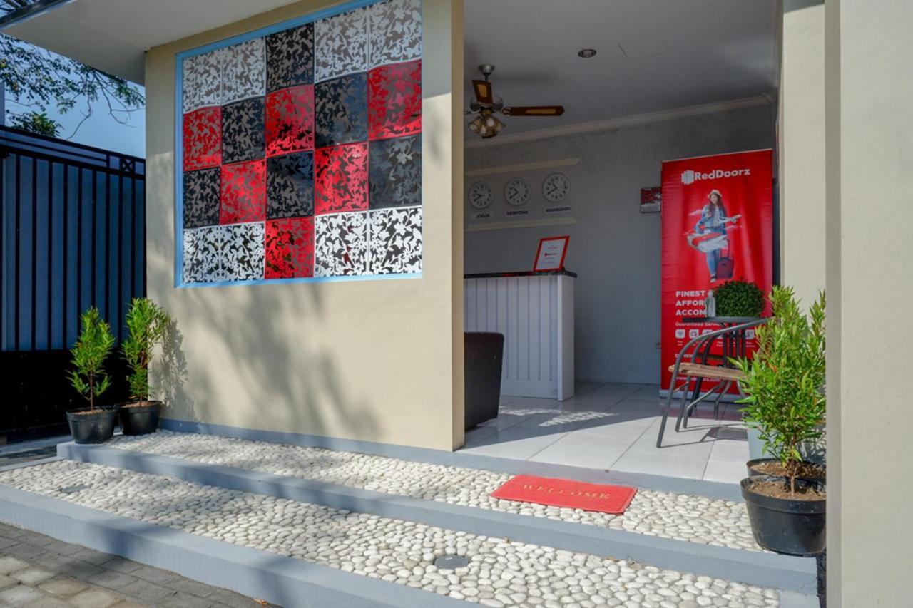 Hotel Reddoorz Near Padang Golf Adisucipto Potrojayan Exteriér fotografie