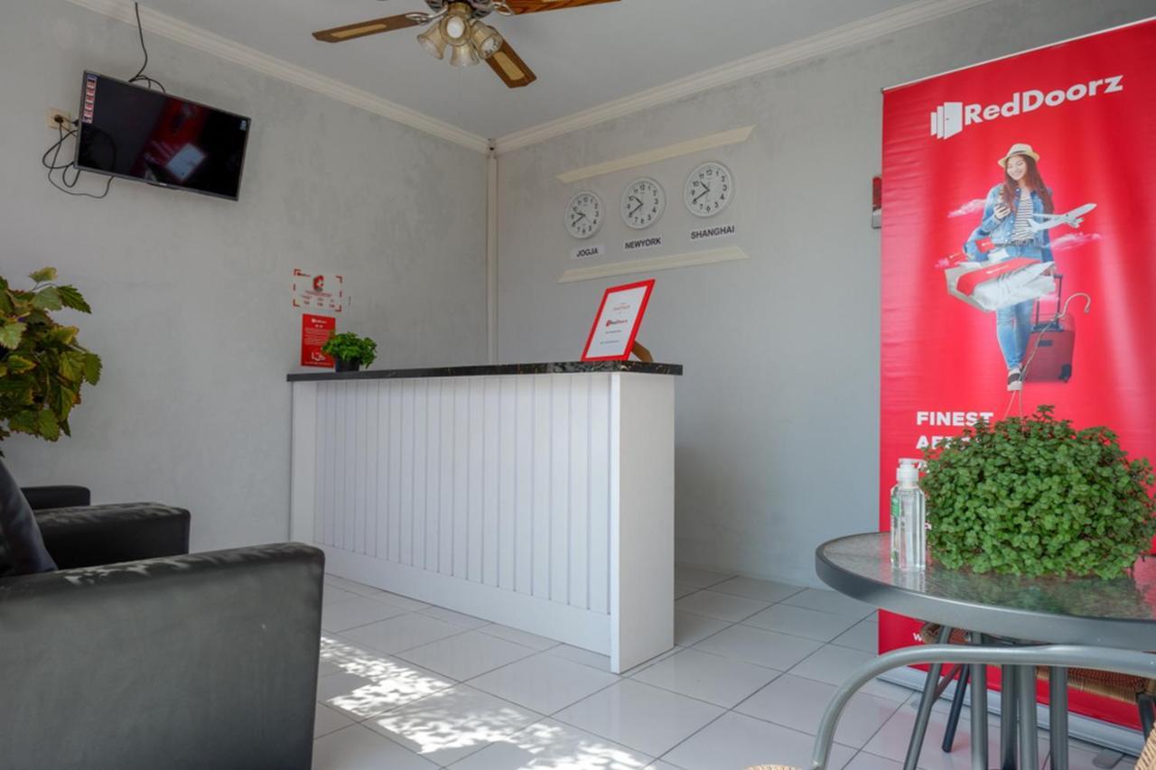 Hotel Reddoorz Near Padang Golf Adisucipto Potrojayan Exteriér fotografie