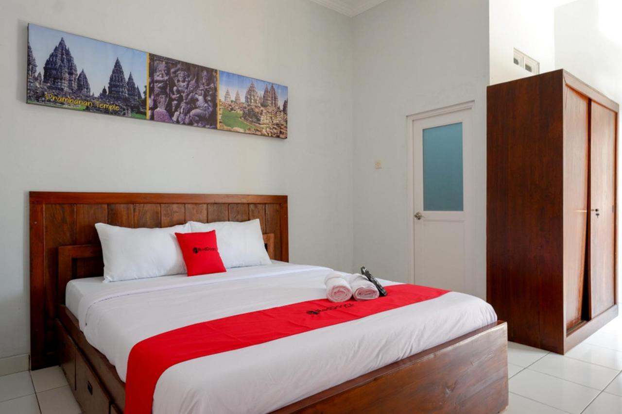 Hotel Reddoorz Near Padang Golf Adisucipto Potrojayan Exteriér fotografie