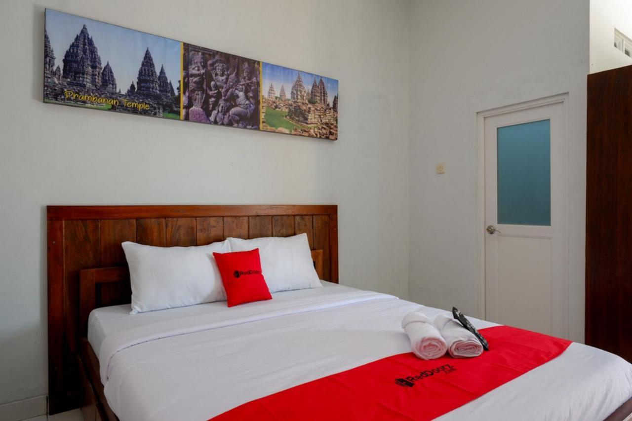 Hotel Reddoorz Near Padang Golf Adisucipto Potrojayan Exteriér fotografie